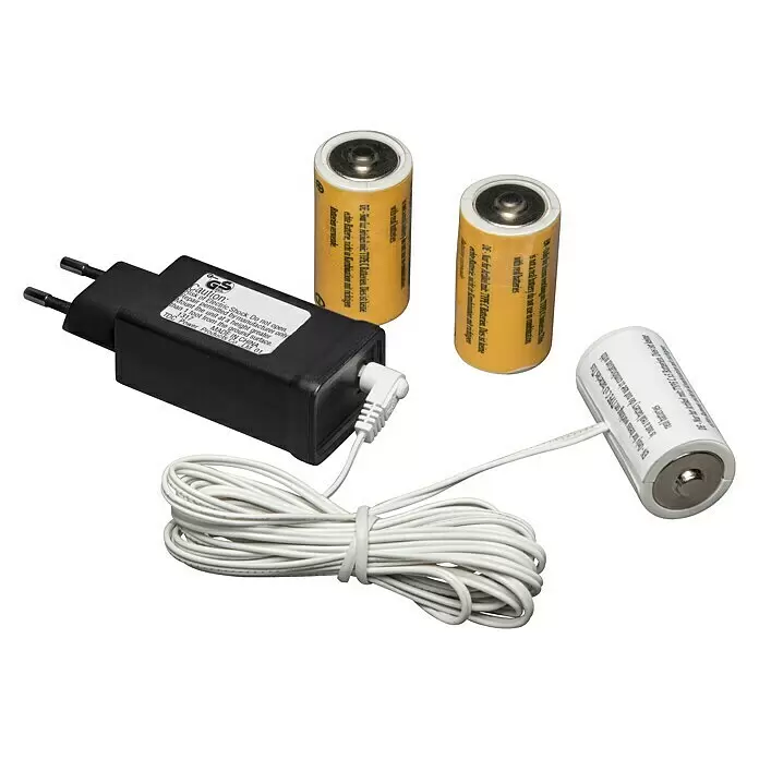 Konstsmide Netzadapter für C-Batterien - Batterietyp: Baby C - Schwarzes Netzteil mit Kabel und drei Dummy-C-Batterien (eine weiße, zwei gelbe) zur Stromversorgung von Geräten ohne echte Batterien.