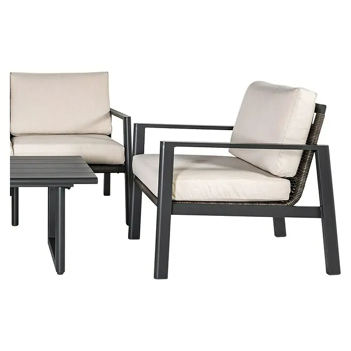 Kactus republic Conjunto de muebles Onix - 4 pzs., Aluminio/Ratán sintético, Gris - Primer plano de un moderno conjunto de muebles de exterior con estructuras metálicas grises y cojines de color claro, que incluye sillas y una mesa pequeña.