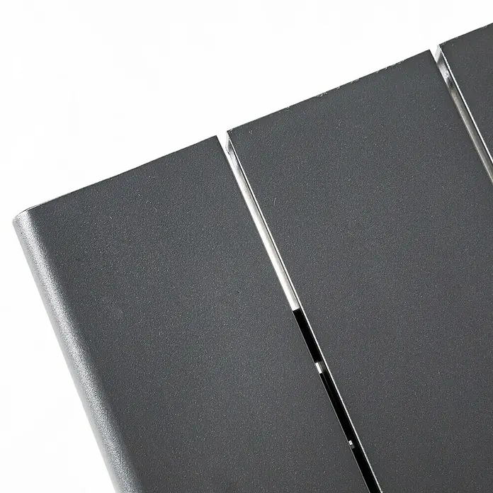 Kactus republic Conjunto de muebles Onix - 4 pzs., Aluminio/Ratán sintético, Gris - Primer plano de un tablero de mesa gris moderno con líneas limpias y juntas precisas, destacando la alta calidad artesanal del producto.