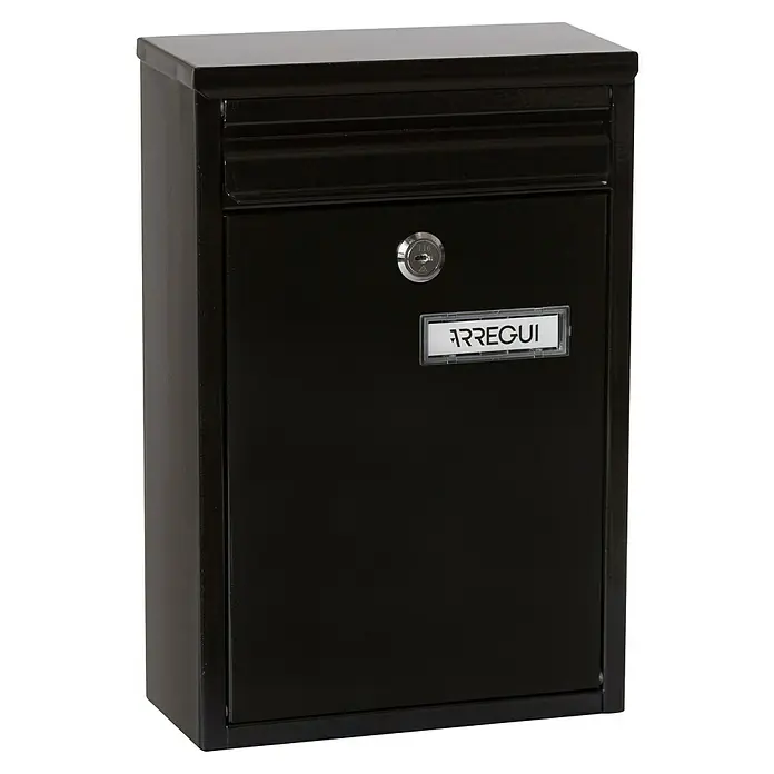 Arregui Buzón de pared Zaguán - L x An x Al: 8 x 22 x 32 cm, Negro, Acero - La imagen muestra un buzón negro Arregui con una cerradura en el centro y una placa con el nombre debajo.