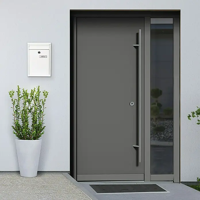 Arregui Buzón de pared Zaguán - L x An x Al: 8 x 22 x 32 cm, Blanco, Acero - Moderna puerta de entrada gris con manija larga y buzón en pared blanca, rodeada de plantas verdes.