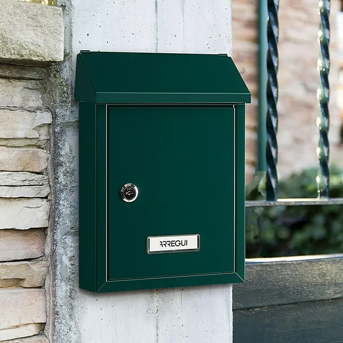 Arregui Smart Buzón de pared E-572 - L x An x Al: 21,6 x 8 x 30 cm, Verde - Buzón verde Arregui montado en pared, con cerradura y placa para el nombre. Ideal para uso exterior.