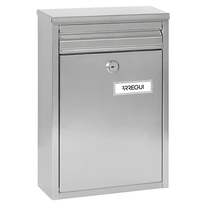 Arregui Buzón de pared Zaguán - L x An x Al: 8 x 22 x 32 cm, Plateado, Acero inoxidable - Imagen de un buzón Arregui plateado, ideal para exteriores. El diseño es moderno y funcional, perfecto para cualquier hogar.