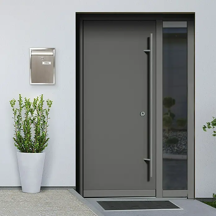 Arregui Buzón de pared Zaguán - L x An x Al: 8 x 22 x 32 cm, Plateado, Acero inoxidable - Moderna puerta principal antracita con manija larga y elemento de vidrio lateral, complementada con un buzón y una planta.