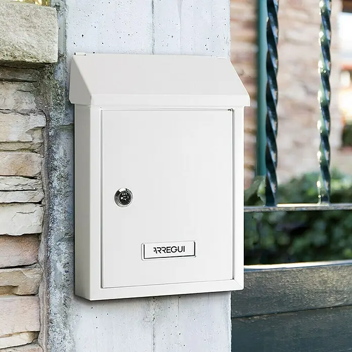 Arregui Smart Buzón de pared E-572 - L x An x Al: 21,6 x 8 x 30 cm, Blanco - Buzón Arregui blanco montado en pared de piedra, diseñado para exteriores. Asegura la entrega segura del correo.