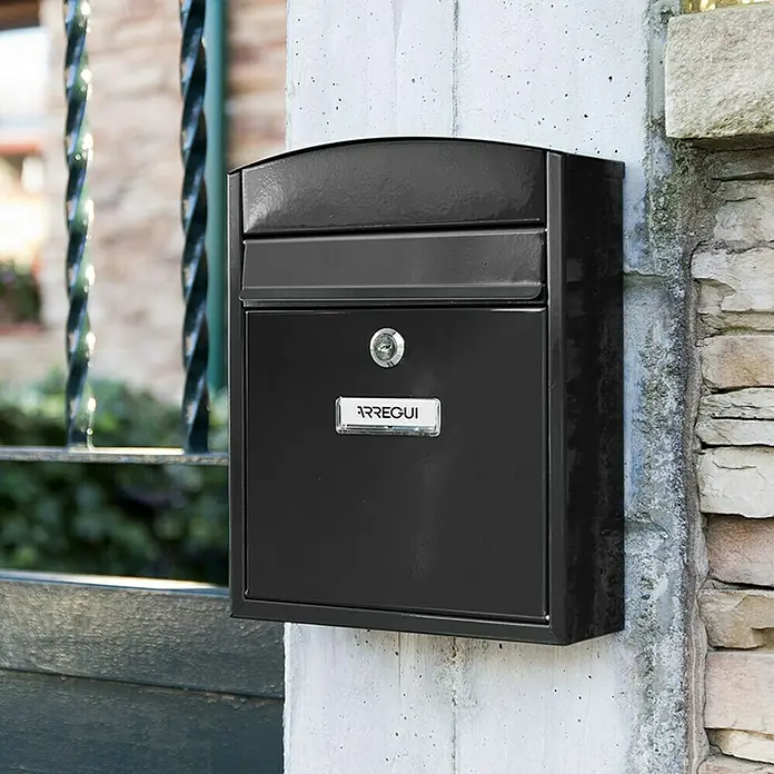 Arregui Compact Buzón de pared E-573 - L x An x Al: 24 x 9,5 x 28,5 cm, Negro, Acero inoxidable - Buzón Arregui negro montado en una pared. El diseño elegante complementa las casas modernas.