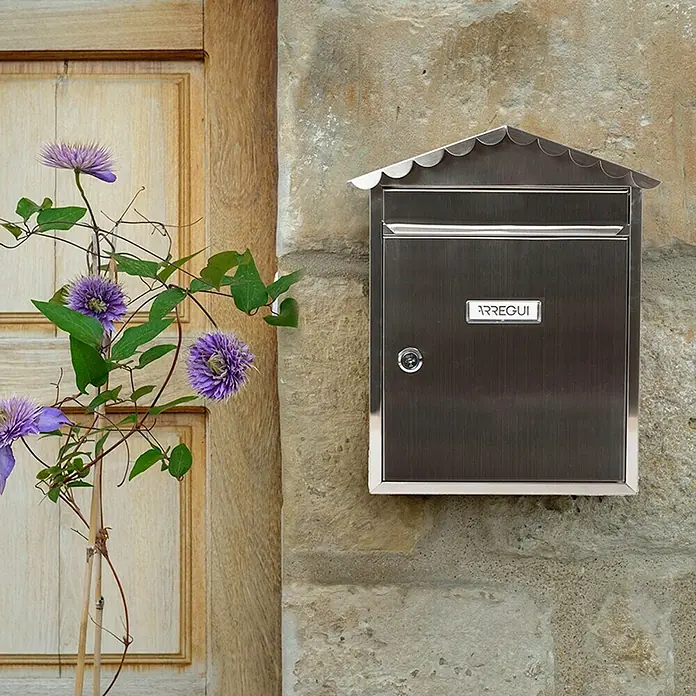Arregui Visit Buzón de pared E-574 - L x An x Al: 30 x 11 x 36 cm, Plateado, Acero inoxidable - Elegante buzón ARREGUI de acero inoxidable con un bonito diseño para una fachada elegante. Almacenamiento seguro del correo y fácil instalación.