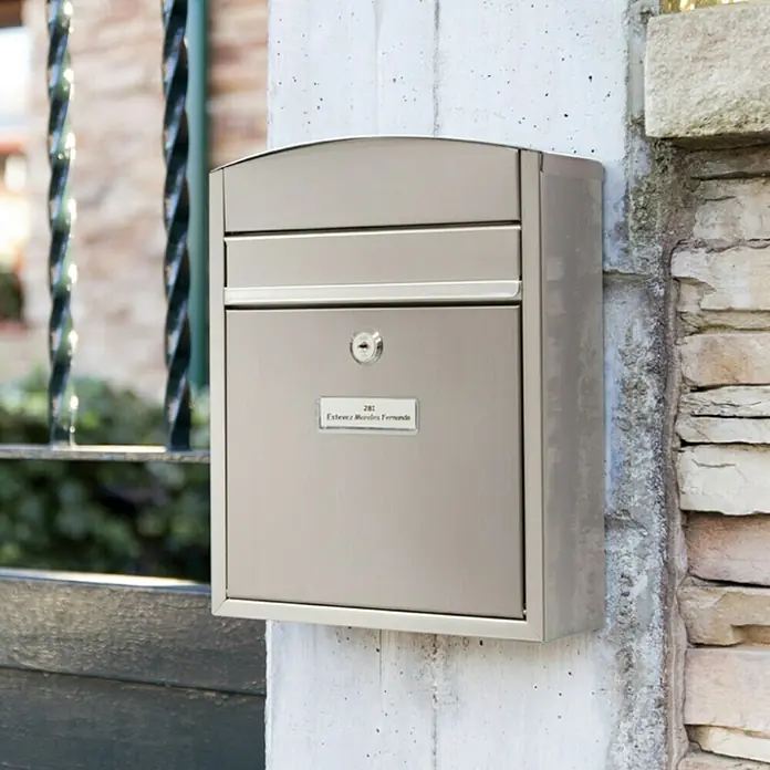 Arregui Compact Buzón de pared E-573 - L x An x Al: 24 x 9,5 x 28,5 cm, Plateado, Acero inoxidable - Buzón moderno de acero inoxidable con placa identificativa. Está montado en la pared y tiene un aspecto muy elegante.