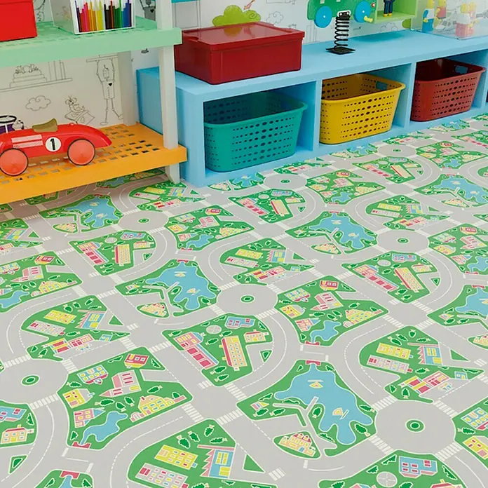 Tarkett Moqueta a metros Calles - Ancho: 2 m, Poliamida, Multicolor - Primer plano de una colorida alfombra de sala de juegos con carreteras, casas y lagos, ideal para que los niños jueguen y aprendan.
