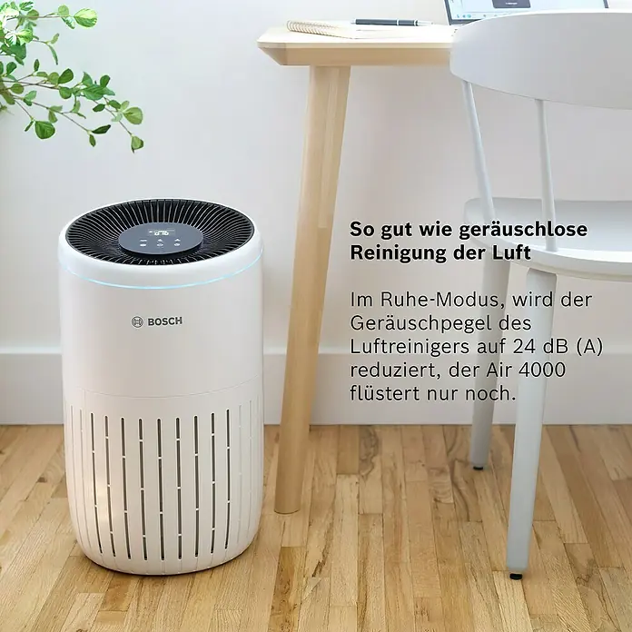 Bosch Luftreiniger Air 4000 - Raumgröße: 62,5 m², 29,1 x 50 cm - Ein Bosch Air 4000 Luftreiniger in einem Raum, der für seine nahezu geräuschlose Luftreinigung wirbt.