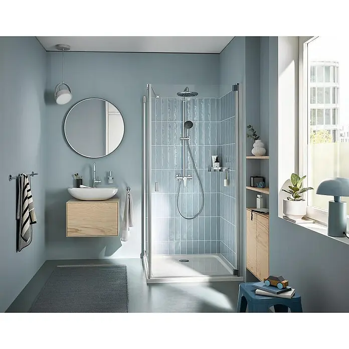 Grohe Vitalio Start Duschsystem 250 - Höhe: 112 cm, Lochabstand: 101 cm, Anzahl Strahlarten: 2 Stk., Chrom - Elegantes Badezimmerdesign mit ebenerdiger Dusche, Waschtisch mit Holzunterschrank und runden Spiegel. Moderne Badgestaltung in sanften Blautönen.