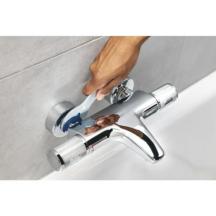 Grohe Vitalio Start Duschsystem 250 - Höhe: 112 cm, Lochabstand: 101 cm, Anzahl Strahlarten: 2 Stk., Chrom - Einhandmischer mit Temperaturregler, montiert an einer gefliesten Wand. Bedienung durch eine Person.