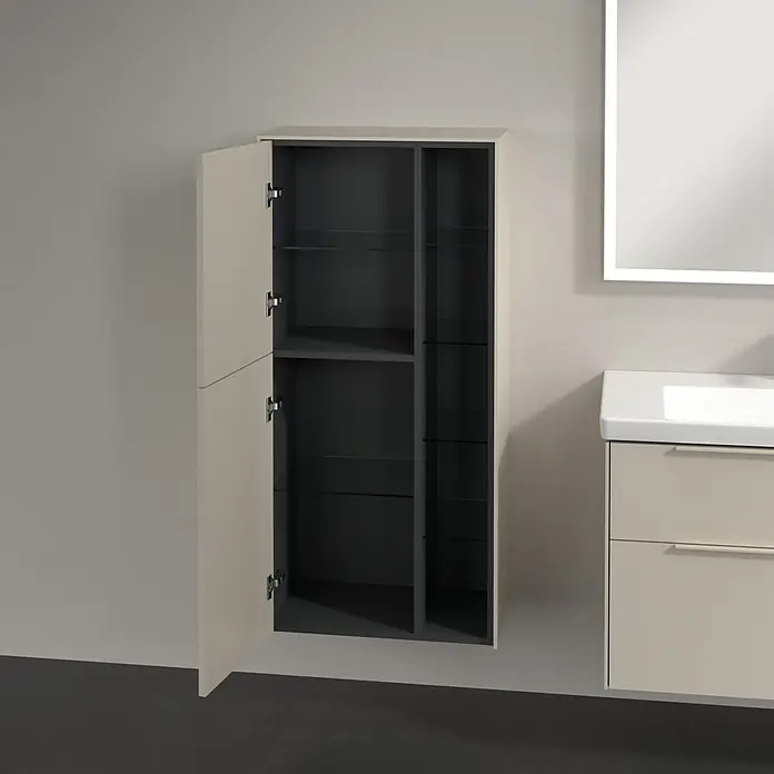 Villeroy & Boch Subway 3.0 Seitenschrank - B x T x H: 57,4 x 36,2 x 120 cm, Cashmere Grey, DIN Anschlag: Links, Farbe Griff: Monochrom - Ein offener Badezimmerschrank mit grauen Innenseiten und Glasböden. Der Schrank ist hellbeige und hängt an einer grauen Wand neben einem Spiegel.