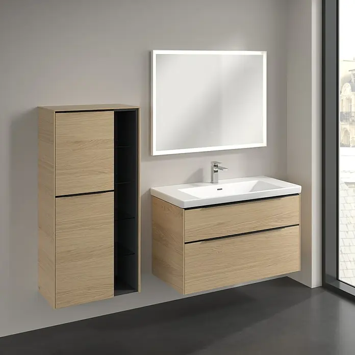 Villeroy & Boch Subway 3.0 Seitenschrank - B x T x H: 57,4 x 36,2 x 120 cm, Nordik Oak, DIN Anschlag: Links, Farbe Griff: Volcano Black - Helles Badezimmer-Ensemble mit Waschtischunterschrank, Spiegelschrank und Hochschrank in Holzoptik mit schwarzen Akzenten.