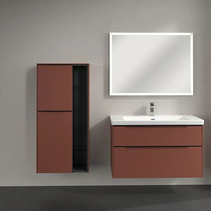 Villeroy & Boch Subway 3.0 Seitenschrank - B x T x H: 57,4 x 36,2 x 120 cm, Wine Red, DIN Anschlag: Links, Farbe Griff: Volcano Black - Elegantes Badezimmer-Set mit einem Unterschrank in Rotbraun, einem passenden Spiegelschrank und einem beleuchteten Spiegel für ein modernes Ambiente.