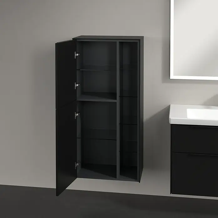 Villeroy & Boch Subway 3.0 Seitenschrank - B x T x H: 57,4 x 36,2 x 120 cm, Volcano Black, DIN Anschlag: Links, Farbe Griff: Volcano Black - Ein offener, hochglänzender schwarzer Badezimmerschrank mit Glasböden und einem daneben hängenden Waschbecken.