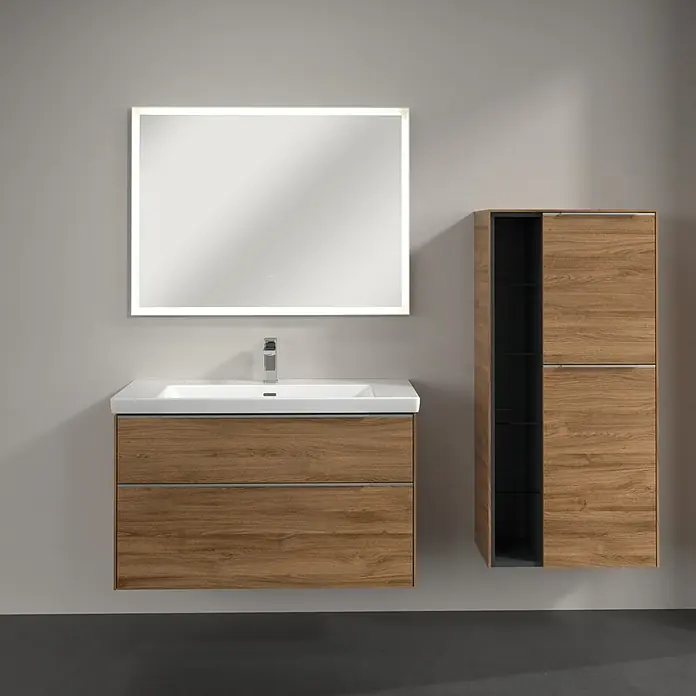 Villeroy & Boch Subway 3.0 Seitenschrank - B x T x H: 57,4 x 36,2 x 120 cm, Kansas Oak, DIN Anschlag: Rechts, Farbe Griff: Aluminium glänzend - Badezimmer-Ensemble mit Waschtischunterschrank in Holzoptik, beleuchtetem Spiegel und passendem Hochschrank für ein stilvolles Ambiente.