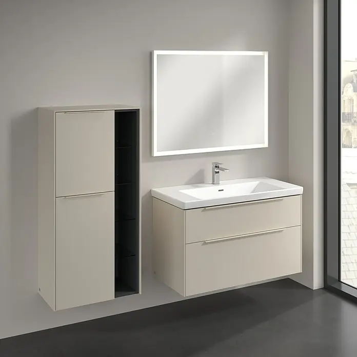 Villeroy & Boch Subway 3.0 Seitenschrank - B x T x H: 57,4 x 36,2 x 120 cm, Cashmere Grey, DIN Anschlag: Links, Farbe Griff: Monochrom - Elegantes Badezimmer-Set mit einem Hängeschrank und einem Waschtischunterschrank in einem modernen Design. Ein beleuchteter Spiegel rundet das Gesamtbild ab.