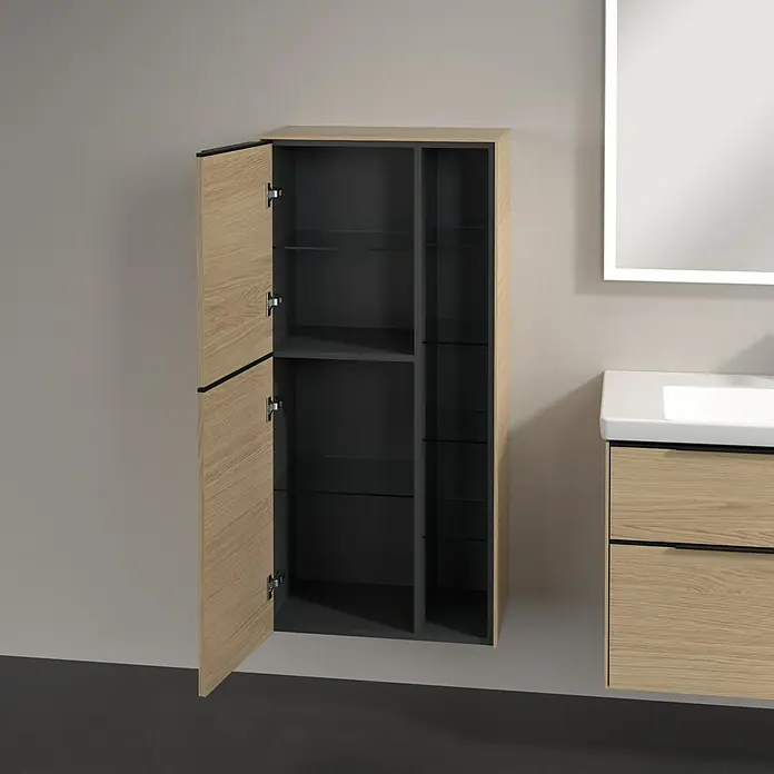 Villeroy & Boch Subway 3.0 Seitenschrank - B x T x H: 57,4 x 36,2 x 120 cm, Nordik Oak, DIN Anschlag: Links, Farbe Griff: Volcano Black - Helles Holz Bad Hängeschrank mit offener Tür, grauer Innenausstattung und Glasböden. Praktische Badmöbel für mehr Stauraum.