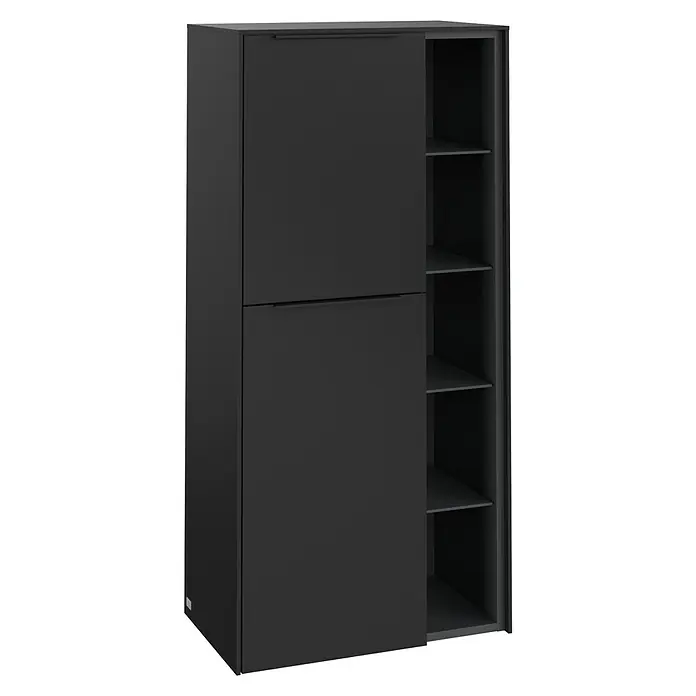Villeroy & Boch Subway 3.0 Seitenschrank - B x T x H: 57,4 x 36,2 x 120 cm, Volcano Black, DIN Anschlag: Links, Farbe Griff: Volcano Black - Schwarzer Schrank mit teilweise geöffneter Schiebetür, der Einblick in die Regalfächer gewährt. Stilvolles Möbelstück.