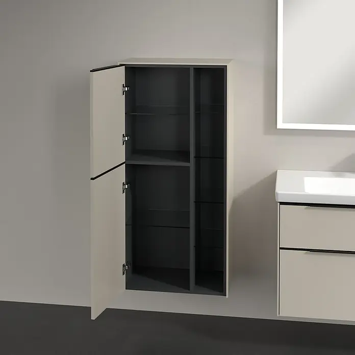 Villeroy & Boch Subway 3.0 Seitenschrank - B x T x H: 57,4 x 36,2 x 120 cm, Cashmere Grey, DIN Anschlag: Links, Farbe Griff: Volcano Black - Abgebildeter Badezimmerschrank mit offen stehender Tür, der seine Regalfächer präsentiert. Ein moderner und stilvoller Blickfang.