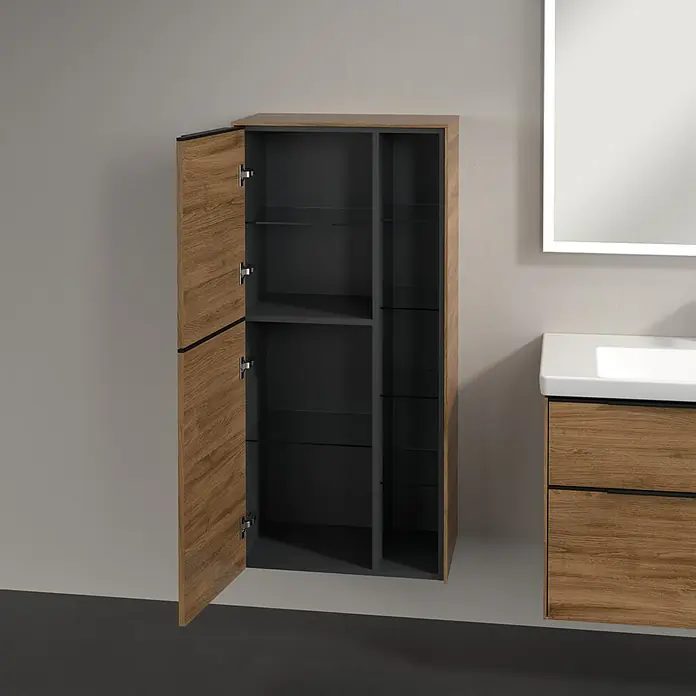 Villeroy & Boch Subway 3.0 Seitenschrank - B x T x H: 57,4 x 36,2 x 120 cm, Kansas Oak, DIN Anschlag: Links, Farbe Griff: Volcano Black - Ein hochformatiger Badschrank mit einer offenen Tür und Regalen. Das Design ist modern und passt zu einem Badezimmer-Waschtisch.
