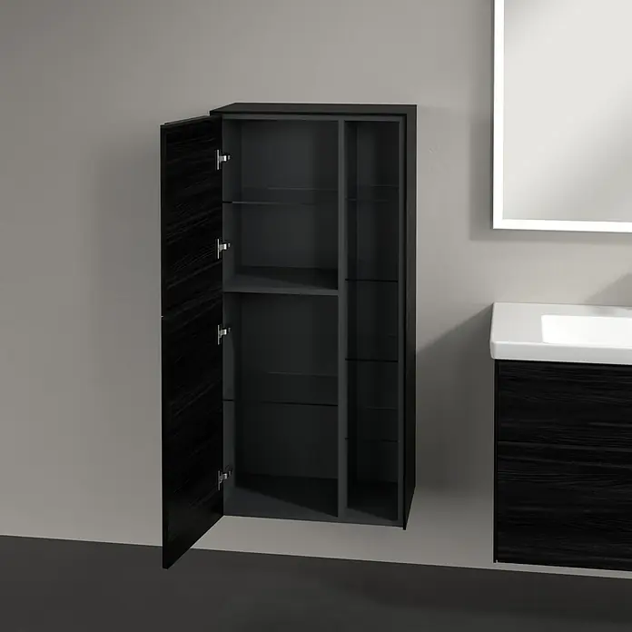 Villeroy & Boch Subway 3.0 Seitenschrank - B x T x H: 57,4 x 36,2 x 120 cm, Black Oak, DIN Anschlag: Links, Farbe Griff: Volcano Black - Ein offener, dunkler Badezimmerschrank mit Glasböden und einer passenden Waschtischkombination daneben. Elegantes Design für Ihr Badezimmer.