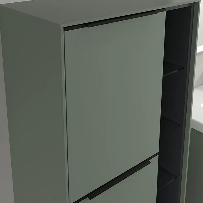 Villeroy & Boch Subway 3.0 Seitenschrank - B x T x H: 57,4 x 36,2 x 120 cm, Soft Green, DIN Anschlag: Links, Farbe Griff: Volcano Black - Nahaufnahme eines grauen Badezimmerschranks mit Schubladen und Regalen. Das moderne Design bietet praktischen Stauraum.