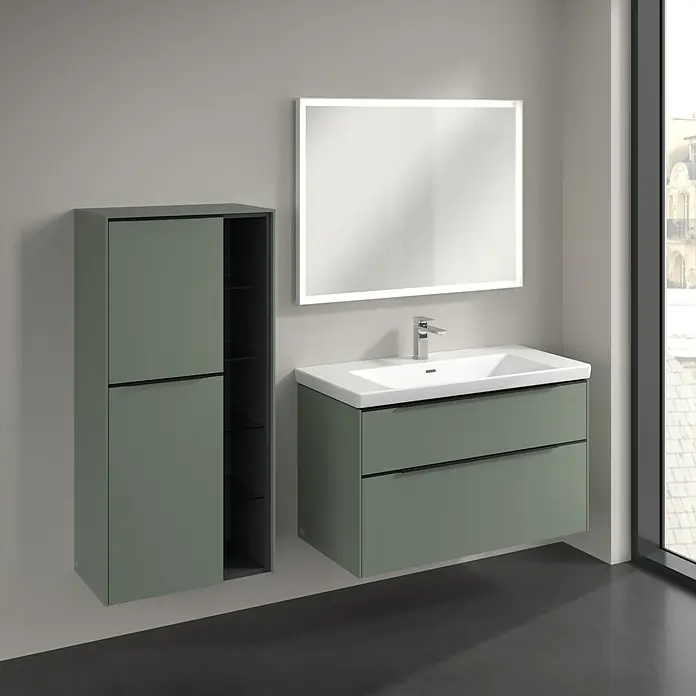 Villeroy & Boch Subway 3.0 Seitenschrank - B x T x H: 57,4 x 36,2 x 120 cm, Soft Green, DIN Anschlag: Links, Farbe Griff: Volcano Black - Modernes Badezimmer-Set in Salbei mit Waschtischunterschrank, Spiegelschrank mit Beleuchtung und einem passenden Seitenschrank für mehr Stauraum.