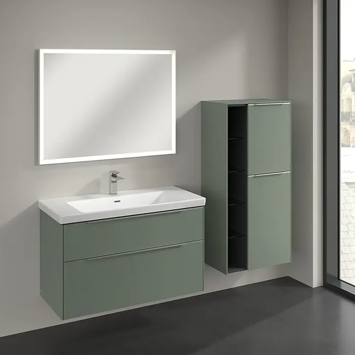 Villeroy & Boch Subway 3.0 Seitenschrank - B x T x H: 57,4 x 36,2 x 120 cm, Soft Green, DIN Anschlag: Rechts, Farbe Griff: Aluminium glänzend - Modernes Badezimmer-Set mit Unterschrank, Waschtisch, Spiegelschrank und Hängeschrank in stilvollem Grün.