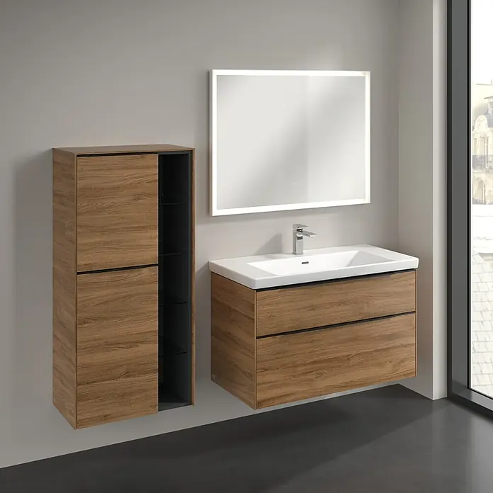 Villeroy & Boch Subway 3.0 Seitenschrank - B x T x H: 57,4 x 36,2 x 120 cm, Kansas Oak, DIN Anschlag: Links, Farbe Griff: Volcano Black - Badezimmer-Set mit Holzschrank, Waschbeckenunterschrank und beleuchtetem Spiegel für ein modernes und stilvolles Badezimmerdesign.