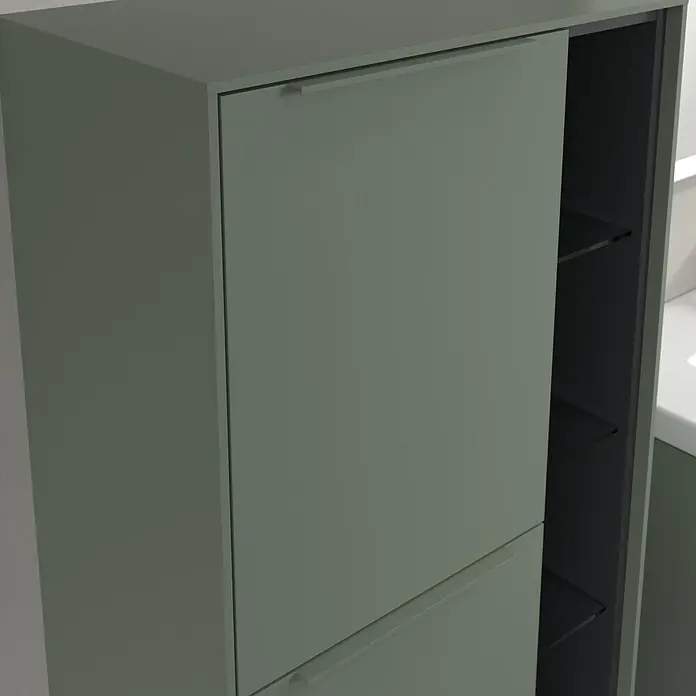 Villeroy & Boch Subway 3.0 Seitenschrank - B x T x H: 57,4 x 36,2 x 120 cm, Soft Green, DIN Anschlag: Links, Farbe Griff: Monochrom - Nahaufnahme eines modernen grünen Badezimmerschranks mit offenem Regal zur Aufbewahrung von Badutensilien.