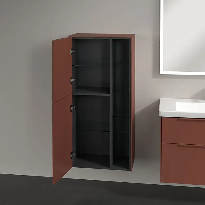 Villeroy & Boch Subway 3.0 Seitenschrank - B x T x H: 57,4 x 36,2 x 120 cm, Wine Red, DIN Anschlag: Links, Farbe Griff: Monochrom - Ein offener, hochformatiger Badezimmerschrank in Kupfer mit grauer Innenausstattung und Glasböden. Der Schrank hängt an einer grauen Wand.