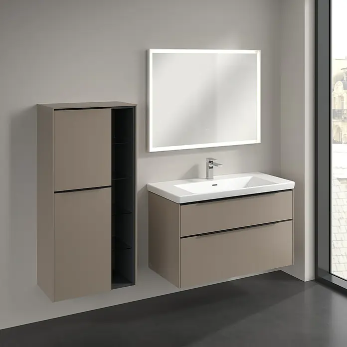 Villeroy & Boch Subway 3.0 Seitenschrank - B x T x H: 57,4 x 36,2 x 120 cm, Taupe, DIN Anschlag: Links, Farbe Griff: Volcano Black - Badezimmer-Set mit hängendem Waschtischunterschrank mit Schubladen, beleuchtetem Spiegel und Hochschrank mit offenen Regalen.