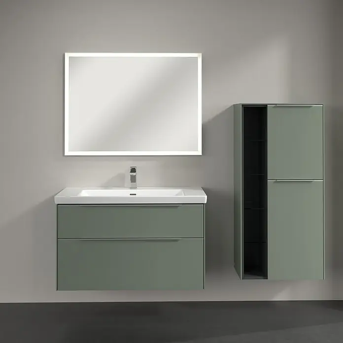 Villeroy & Boch Subway 3.0 Seitenschrank - B x T x H: 57,4 x 36,2 x 120 cm, Soft Green, DIN Anschlag: Rechts, Farbe Griff: Aluminium glänzend - Ein Badezimmer-Waschtisch mit einem Unterschrank in Grün, dazu passend ein Spiegelschrank. Elegantes Design für moderne Badezimmer.