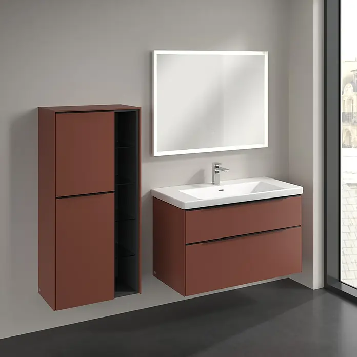 Villeroy & Boch Subway 3.0 Seitenschrank - B x T x H: 57,4 x 36,2 x 120 cm, Wine Red, DIN Anschlag: Links, Farbe Griff: Volcano Black - Modernes Badezimmer-Set mit braunem Waschbeckenunterschrank, Spiegelschrank mit Beleuchtung und Hochschrank mit offenen Regalen.