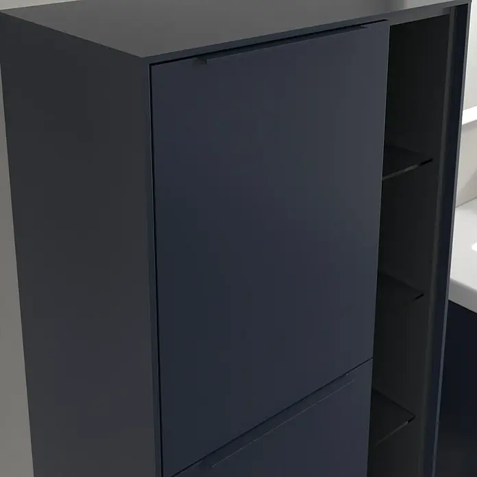 Villeroy & Boch Subway 3.0 Seitenschrank - B x T x H: 57,4 x 36,2 x 120 cm, Marine Blue, DIN Anschlag: Links, Farbe Griff: Monochrom - Nahaufnahme eines modernen, marineblauen Badezimmerschranks mit schlanken Griffen und offenen Regalen, die stilvolle Aufbewahrungslösungen bieten.