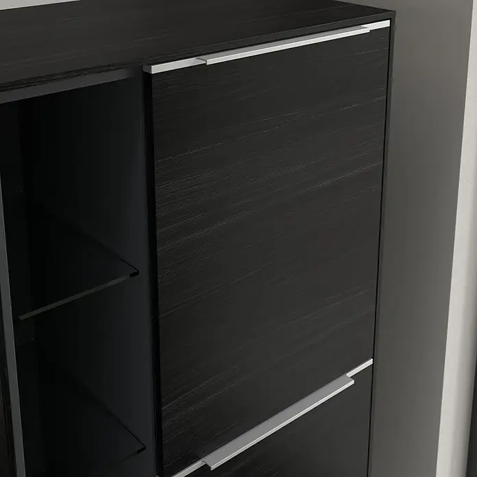 Villeroy & Boch Subway 3.0 Seitenschrank - B x T x H: 57,4 x 36,2 x 120 cm, Black Oak, DIN Anschlag: Rechts, Farbe Griff: Aluminium glänzend - Nahaufnahme eines modernen Schuhschranks in Schwarz mit silbernen Griffen und offenen Regalen zur Aufbewahrung.