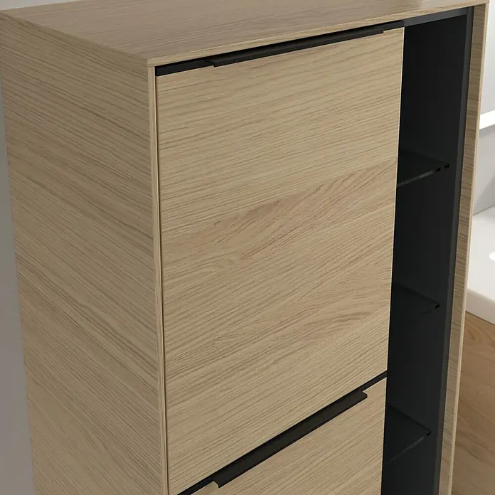 Villeroy & Boch Subway 3.0 Seitenschrank - B x T x H: 57,4 x 36,2 x 120 cm, Nordik Oak, DIN Anschlag: Links, Farbe Griff: Volcano Black - Nahaufnahme eines modernen Schuhschranks in Holzoptik mit schwarzen Griffen und Regalen. Stilvolles Möbelstück für die Aufbewahrung.
