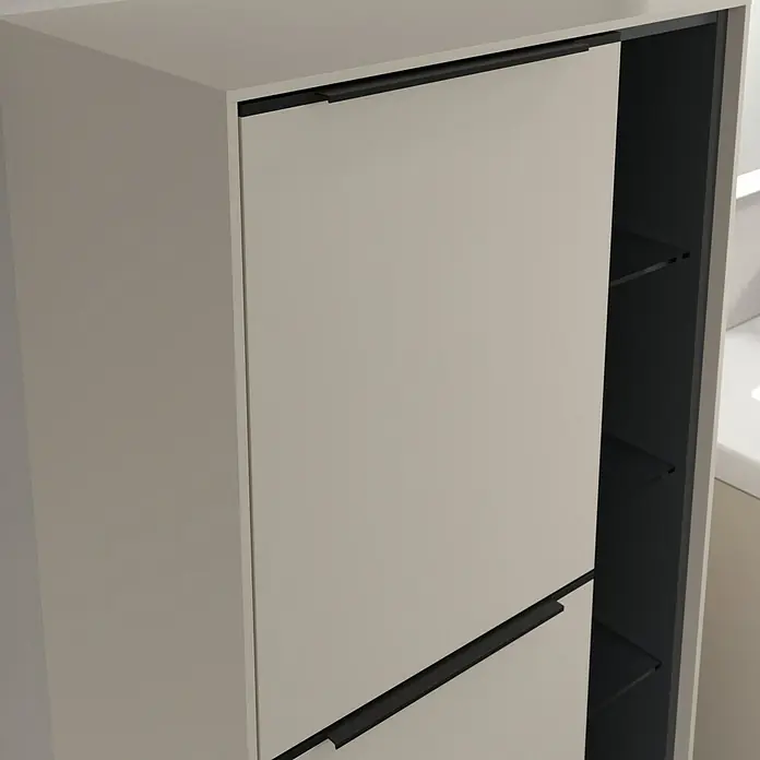 Villeroy & Boch Subway 3.0 Seitenschrank - B x T x H: 57,4 x 36,2 x 120 cm, Cashmere Grey, DIN Anschlag: Links, Farbe Griff: Volcano Black - Schrank mit zwei Schubladen und Griffen in Schwarz und einem Regal an der Seite in Schwarz.