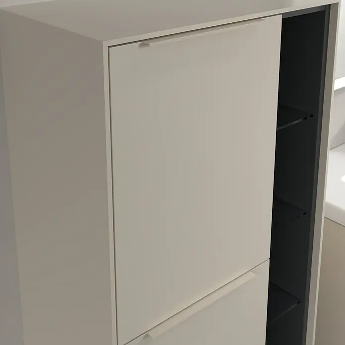 Villeroy & Boch Subway 3.0 Seitenschrank - B x T x H: 57,4 x 36,2 x 120 cm, Cashmere Grey, DIN Anschlag: Links, Farbe Griff: Monochrom - Nahaufnahme eines weißen Schuhschranks mit zwei Fächern und einem dunklen Regal im Hintergrund. Elegantes und minimalistisches Design.