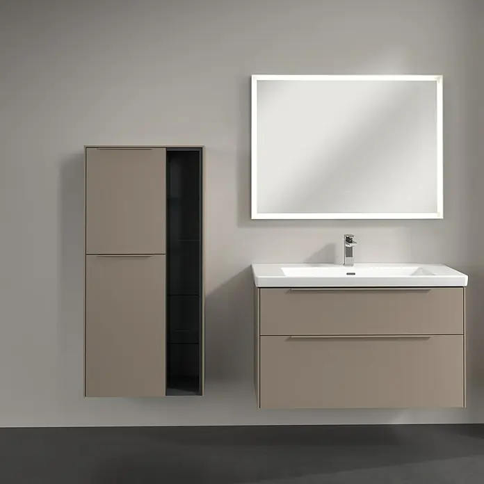 Villeroy & Boch Subway 3.0 Seitenschrank - B x T x H: 57,4 x 36,2 x 120 cm, Taupe, DIN Anschlag: Links, Farbe Griff: Monochrom - Badezimmer-Interieur mit einem modernen Waschtisch mit Schubladen, einem beleuchteten Spiegel und einem Hochschrank in einem stilvollen Design.