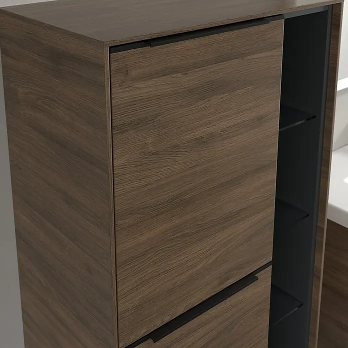 Villeroy & Boch Subway 3.0 Seitenschrank - B x T x H: 57,4 x 36,2 x 120 cm, Arizona Oak, DIN Anschlag: Links, Farbe Griff: Volcano Black - Nahaufnahme eines modernen Holzschranks mit eleganten schwarzen Griffen, der Stauraum und Stil vereint.