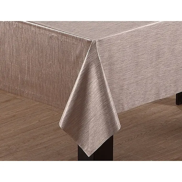 Tischdecke - Metall Optik Fiber Cuvee, 220 x 140 cm, Rechteckig - Nahaufnahme einer Tischdecke in Taupe-Farbe mit feiner Textur, die elegant über einen Tisch drapiert ist und eine stilvolle Atmosphäre schafft.