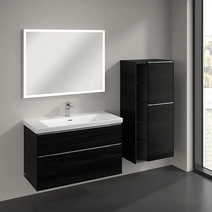 Villeroy & Boch Subway 3.0 Seitenschrank - B x T x H: 57,4 x 36,2 x 120 cm, Black Oak, DIN Anschlag: Rechts, Farbe Griff: Aluminium glänzend - Ein modernes Badezimmer-Set mit einem Unterschrank in dunkler Holzoptik, einem Waschbecken und einem beleuchteten Spiegel.
