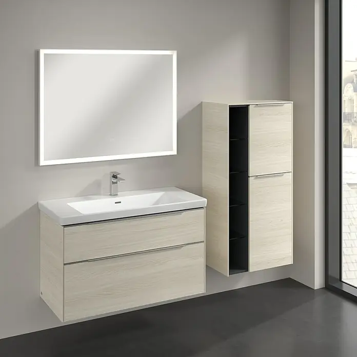 Villeroy & Boch Subway 3.0 Seitenschrank - B x T x H: 57,4 x 36,2 x 120 cm, White Oak, DIN Anschlag: Rechts, Farbe Griff: Aluminium glänzend - Ein modernes Badezimmer-Set mit Waschtischunterschrank in Holzoptik, einem beleuchteten Spiegel und einem passenden Hängeschrank. Elegantes Design für Ihr Bad.
