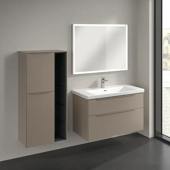 Villeroy & Boch Subway 3.0 Seitenschrank - B x T x H: 57,4 x 36,2 x 120 cm, Taupe, DIN Anschlag: Links, Farbe Griff: Monochrom - Ein modernes Badezimmer-Set mit einem hängenden Waschtischunterschrank, einem Spiegelschrank mit Beleuchtung und einem offenen Hängeschrank.