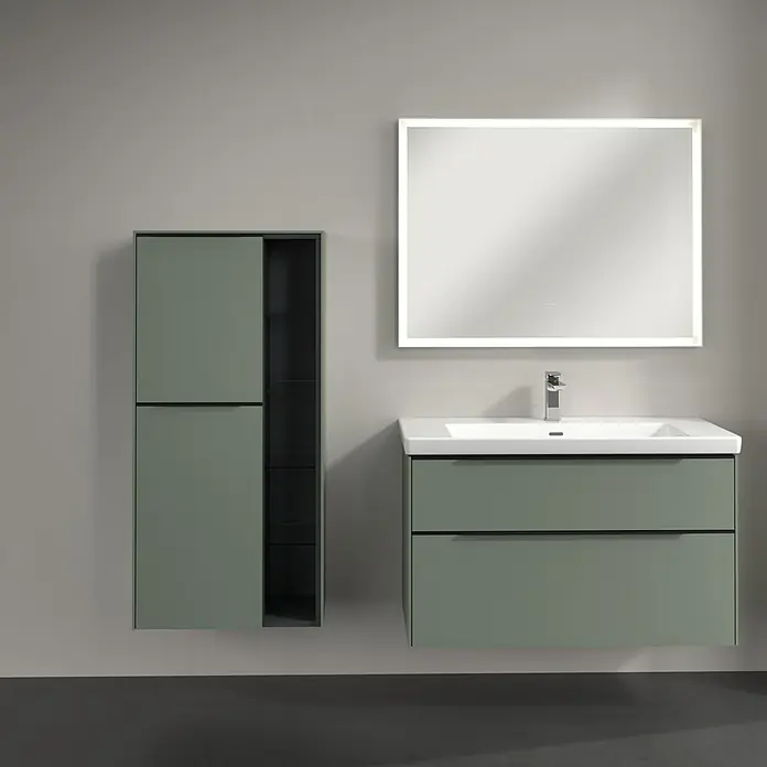 Villeroy & Boch Subway 3.0 Seitenschrank - B x T x H: 57,4 x 36,2 x 120 cm, Soft Green, DIN Anschlag: Links, Farbe Griff: Volcano Black - Moderne Badmöbel-Kombination in Grün mit Spiegelschrank. Das Waschbeckenunterschrank mit Schubladen und ein Hängeschrank bieten viel Stauraum.