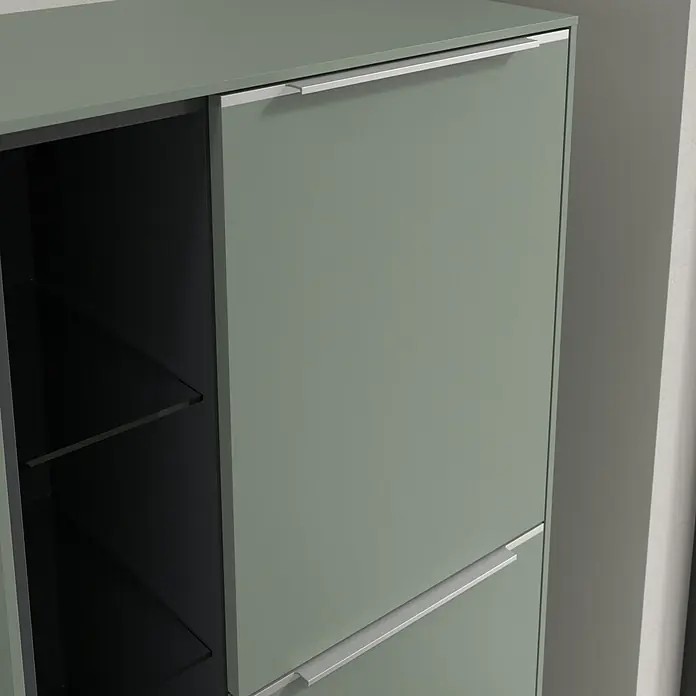 Villeroy & Boch Subway 3.0 Seitenschrank - B x T x H: 57,4 x 36,2 x 120 cm, Soft Green, DIN Anschlag: Rechts, Farbe Griff: Aluminium glänzend - Nahaufnahme eines grünen Schuhschranks mit silbernen Griffen und offenen Regalen. Praktische Schuhaufbewahrung für den Flur.
