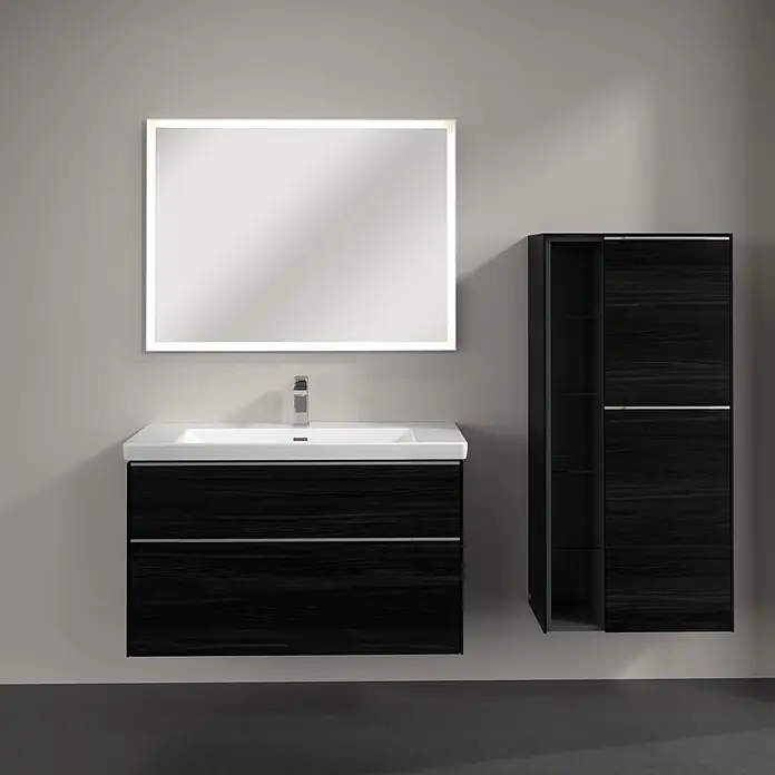 Villeroy & Boch Subway 3.0 Seitenschrank - B x T x H: 57,4 x 36,2 x 120 cm, Black Oak, DIN Anschlag: Rechts, Farbe Griff: Aluminium glänzend - Moderne Badezimmereinrichtung mit einem Waschtischunterschrank mit zwei Schubladen, einem beleuchteten Spiegel und einem Hochschrank.